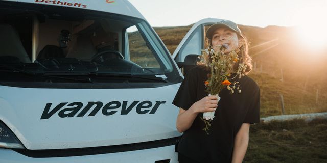 Vanever Kastenwagen mit Blumen im Sommer