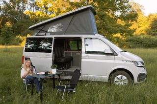 Bergen camper auf Wiese