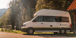 Grand California vor einer Kletterwand