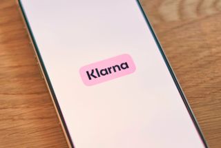 Handy mit geöffneter Klana App auf einem Tisch 